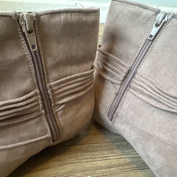 Fergalicious by Fergie BoHo booties - Picture 4 of 8